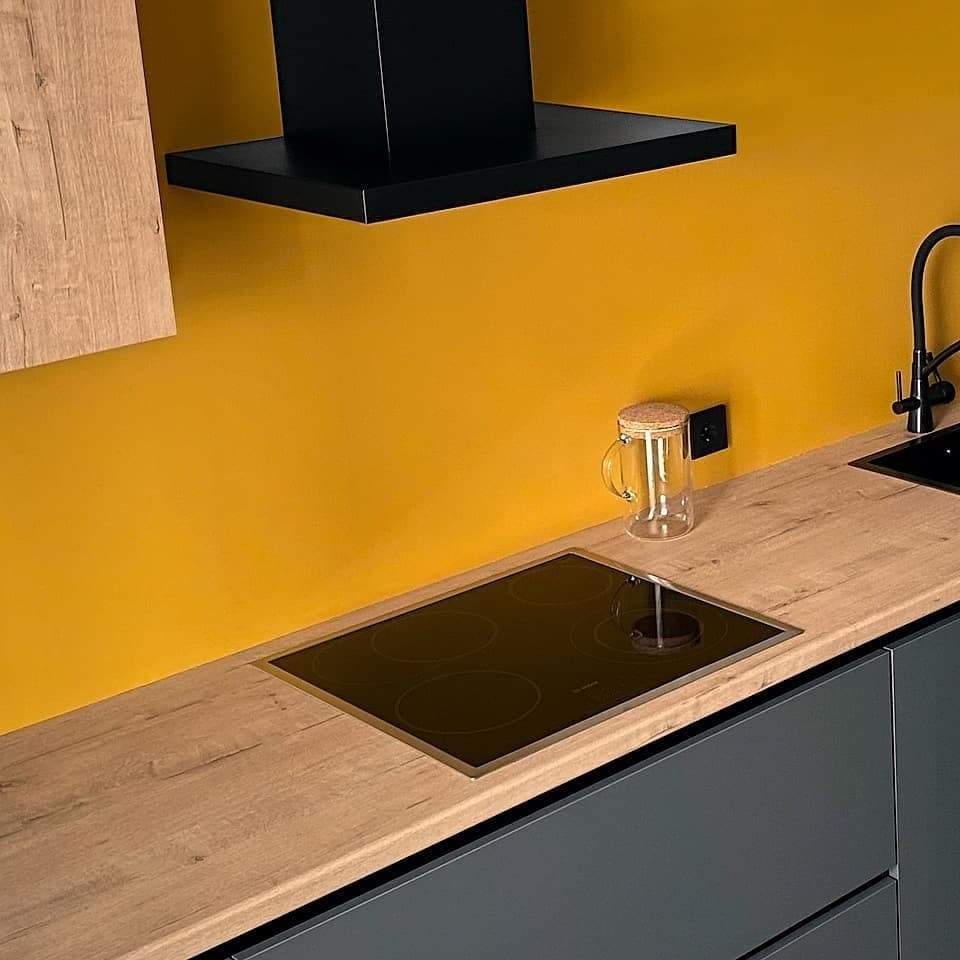 Стильная серая угловая кухня с экстраматовыми фасадами