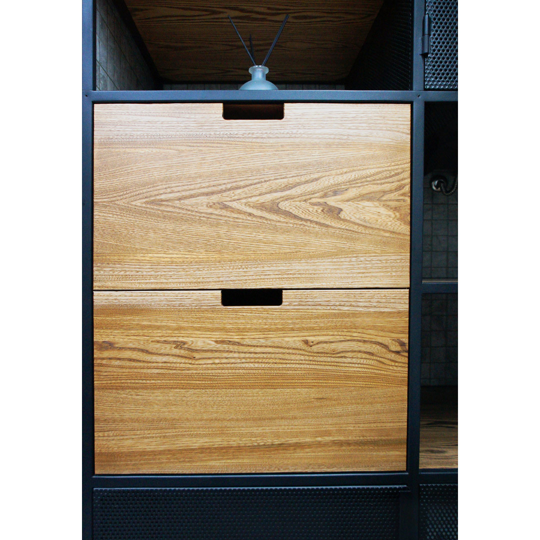 Встроенный шкаф с перфорированными дверцами