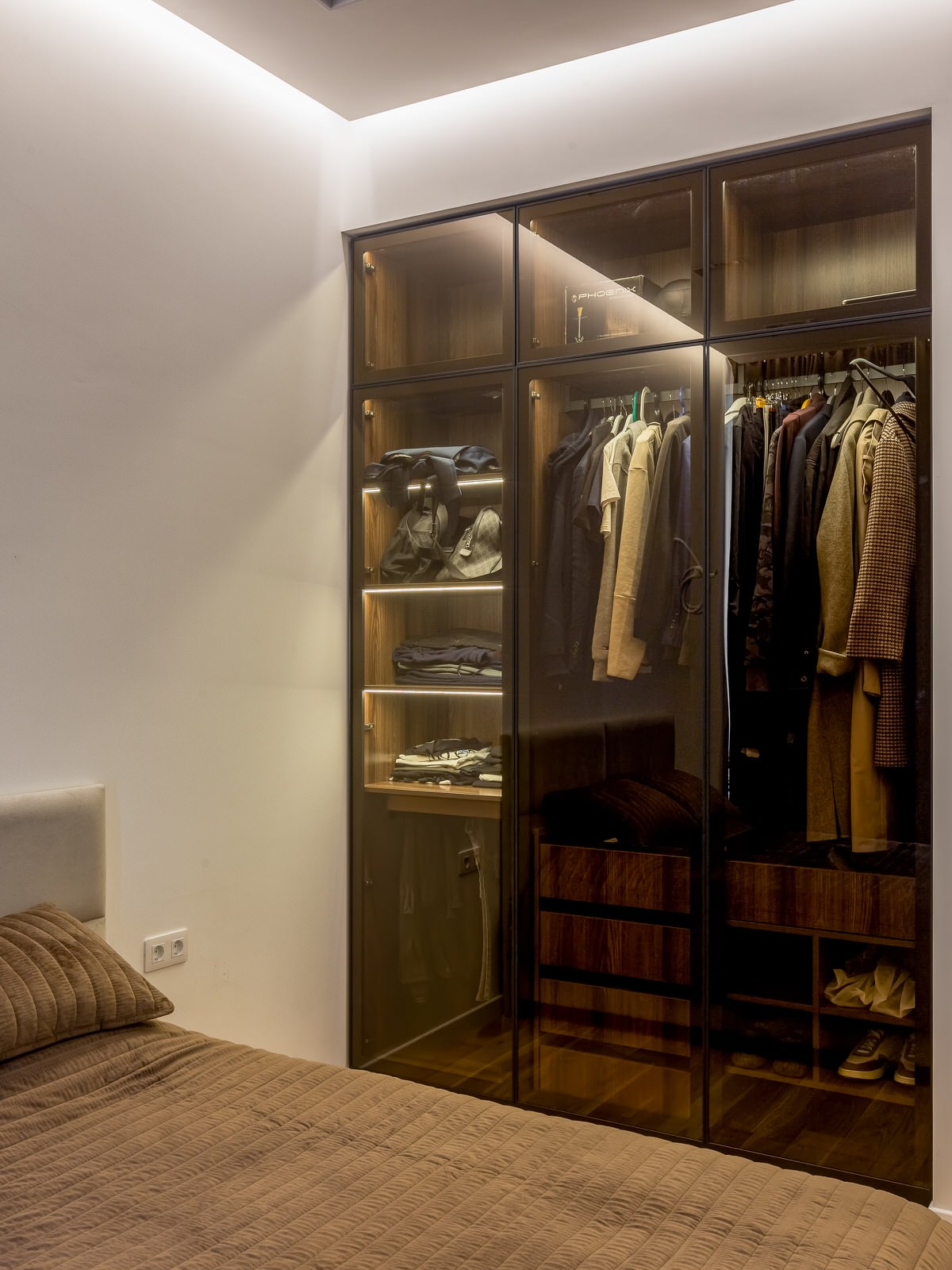 Шкаф со стеклянными фасадами в ЖК Матч Поинт