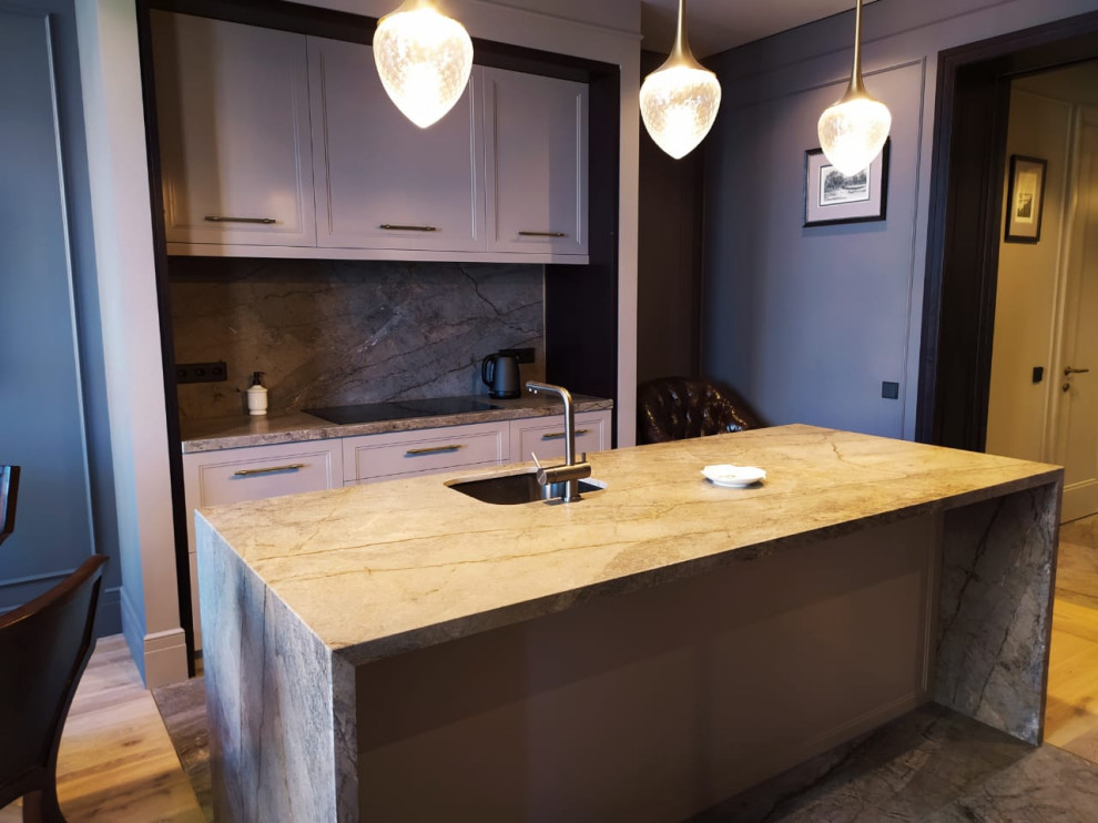 Кухня с островом из мрамора.