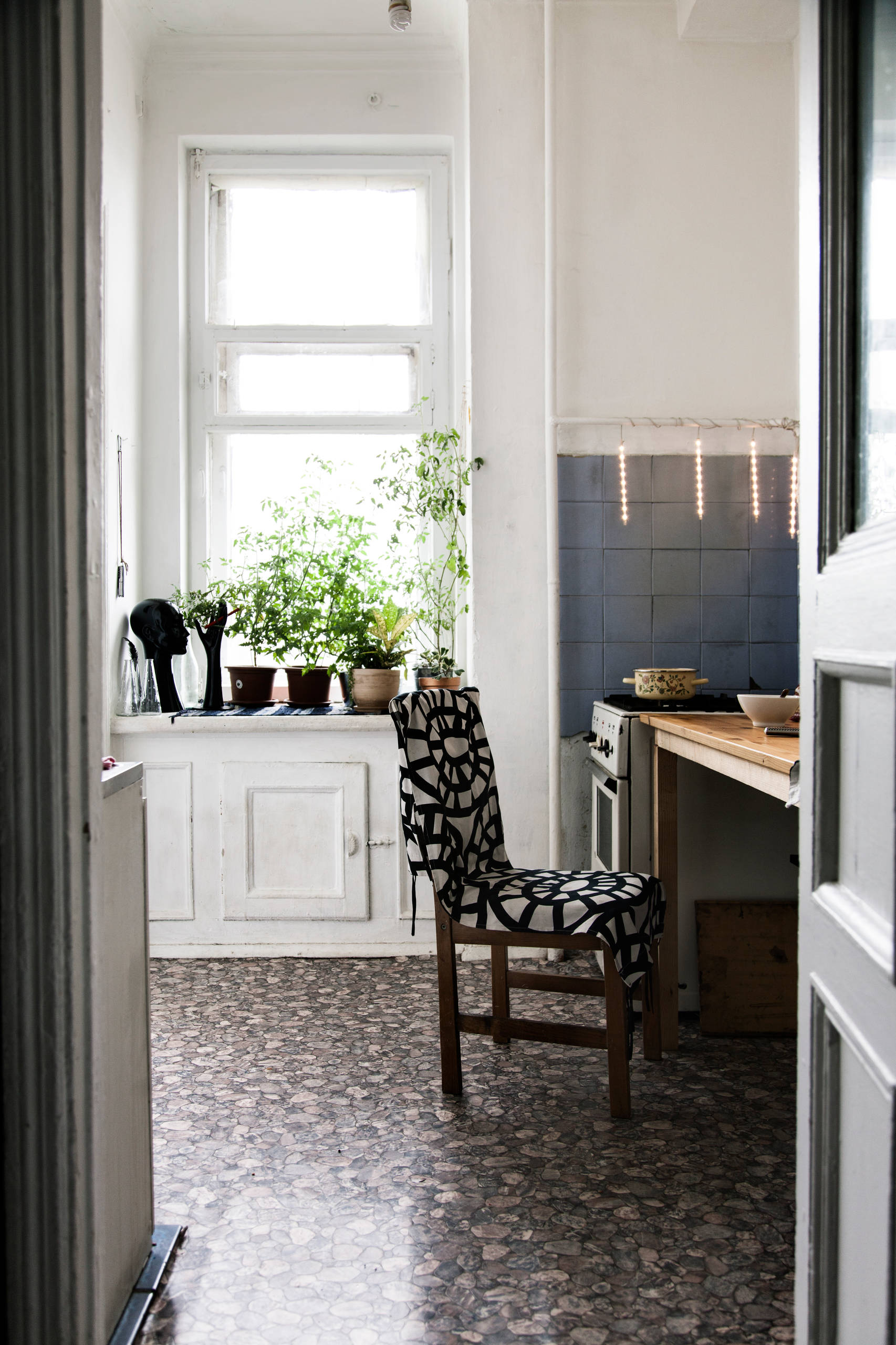 В гостях: Дворцовый шик и советское прошлое съемной квартиры на Курской