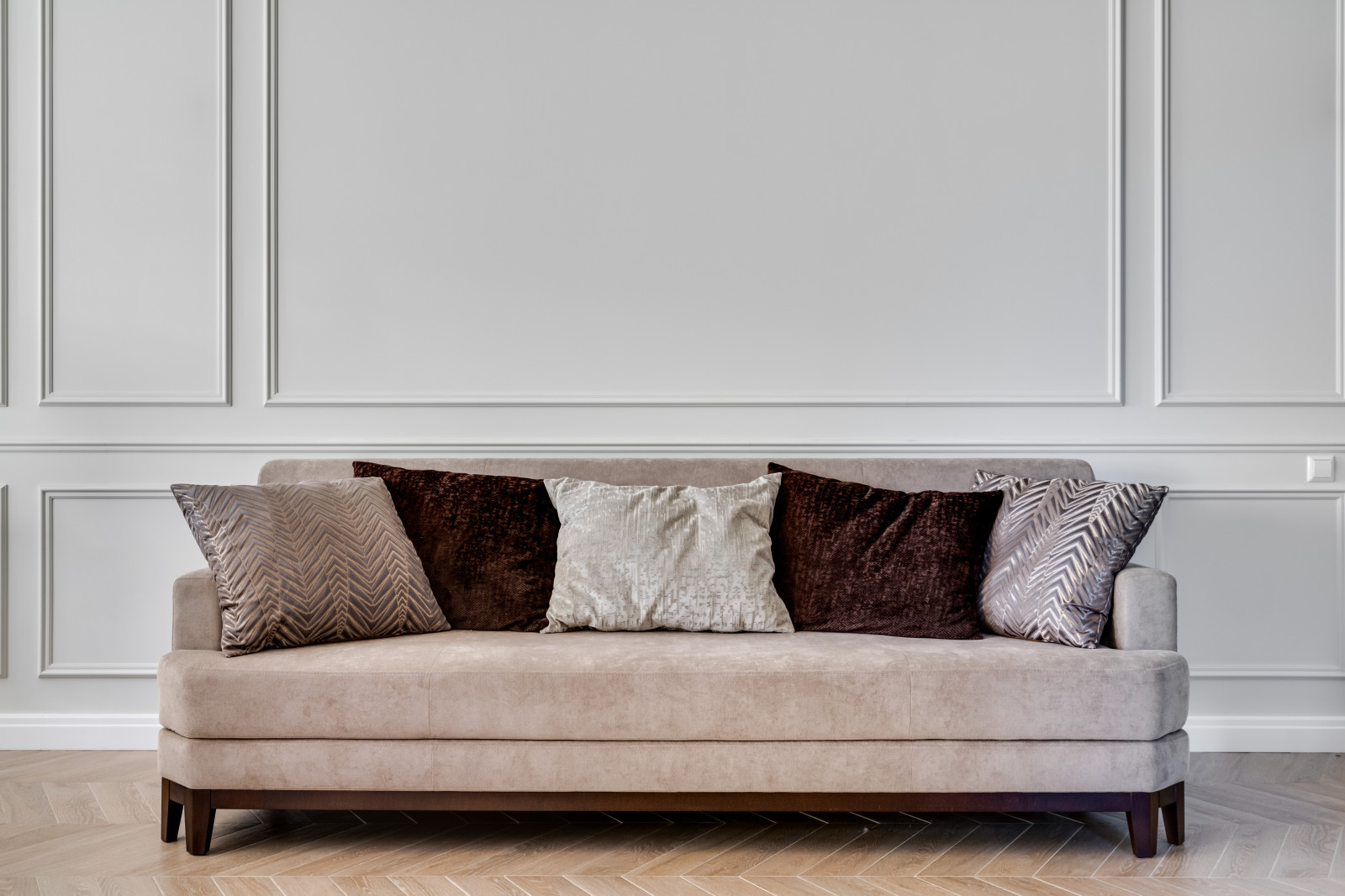 Просторная гостинная с функциональной мебелью