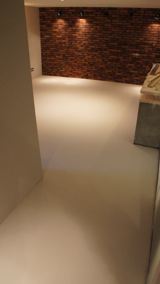 Обложка проекта: Одноцветный матовый наливной пол на основе эпоксидный и полиуретановых материало