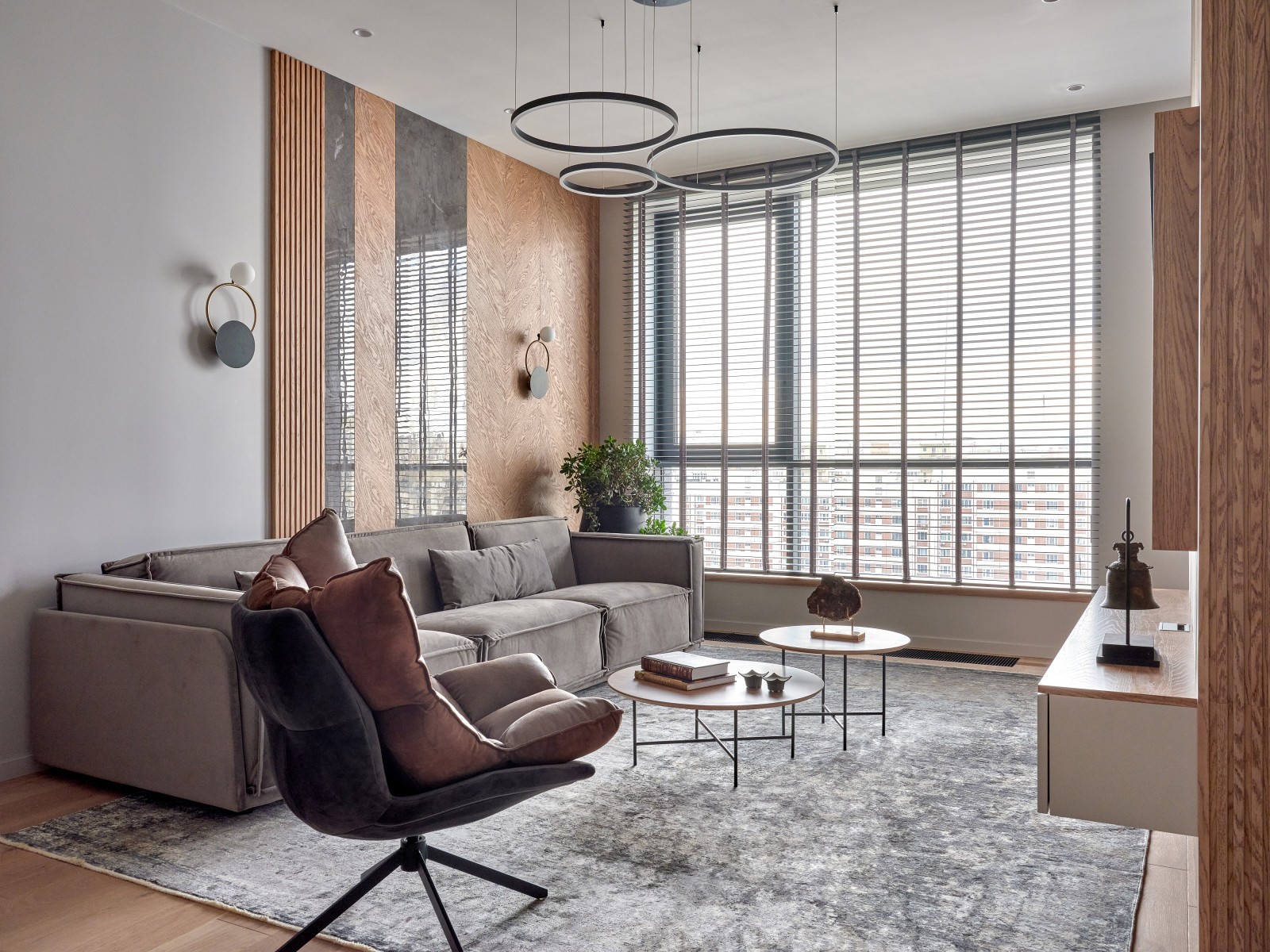 Монохром с деревянными акцентами.Дизайн Анастасия Волчкова.Публикация Elle Decor