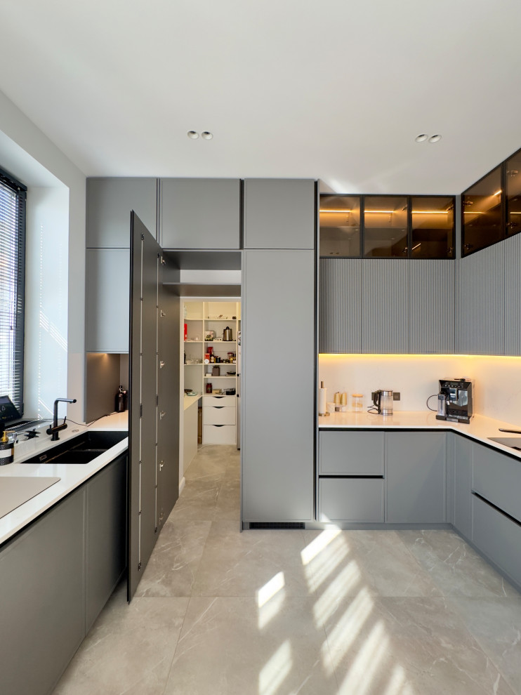 Кухня с кладовой в загородном доме