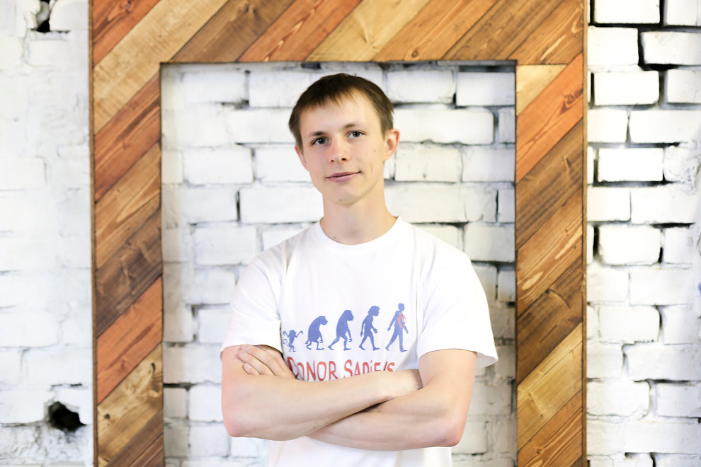 Портрет: Антон Коротков — кудесник зеркал и панно