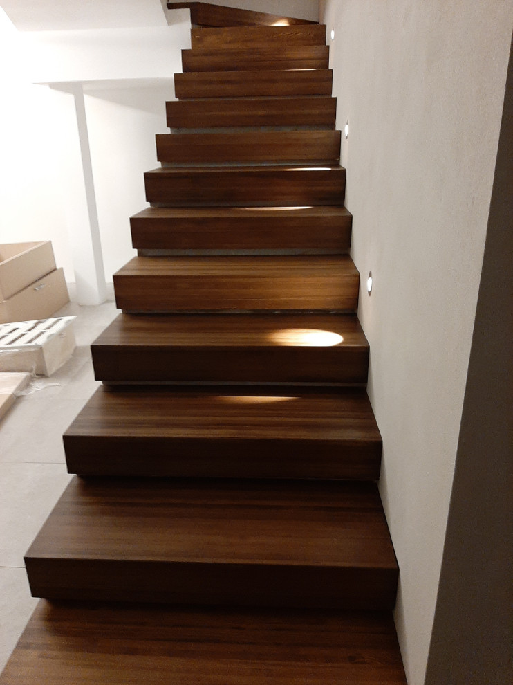 Ступени из массива лиственницы