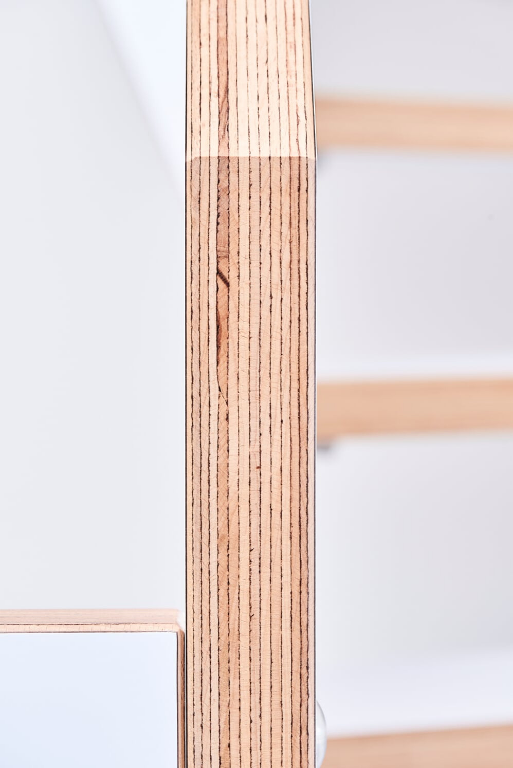 Больцевая лестница из панели BauBuche с белой матовой поверхностью