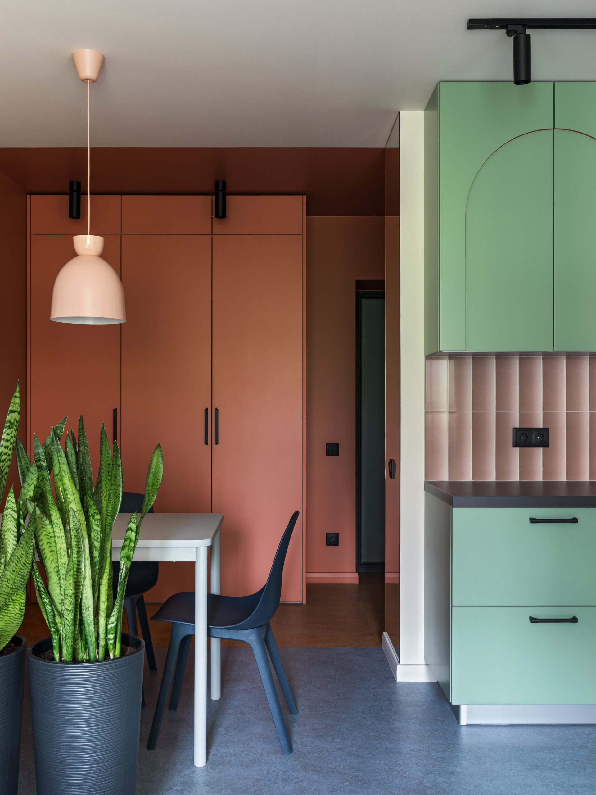 Houzz Беларусь: Колор-блокинг в минской квартире-студии