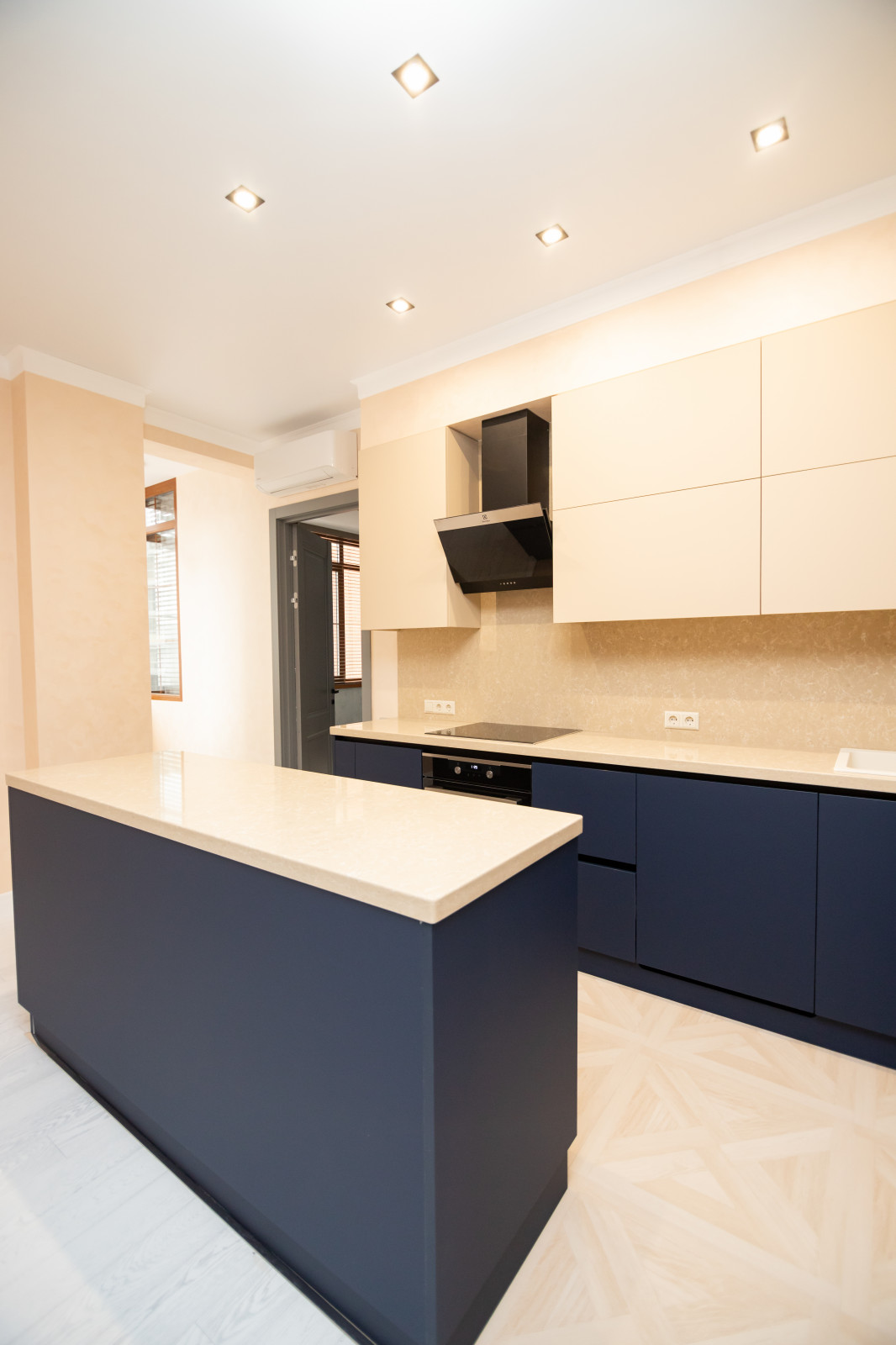 Бело-синяя кухня в современном стиле