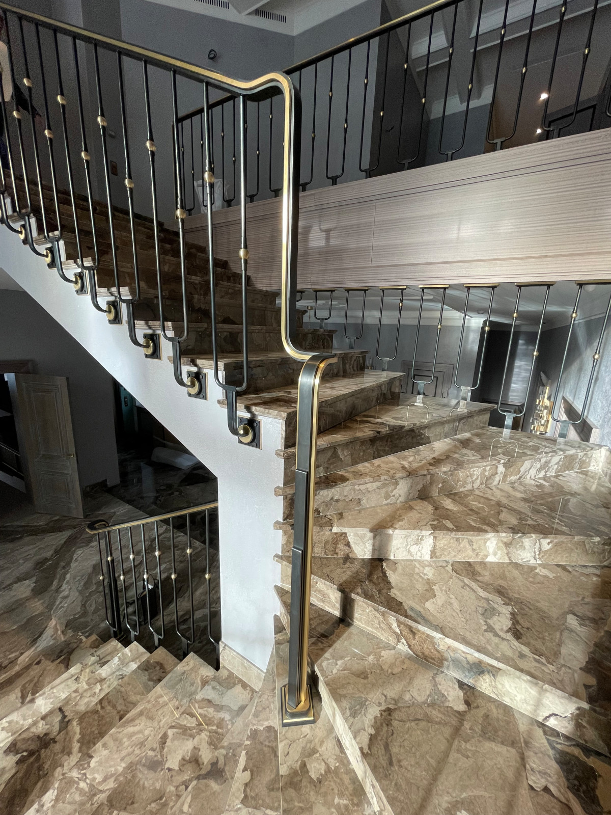 Лестничное ограждение из стали и латуни