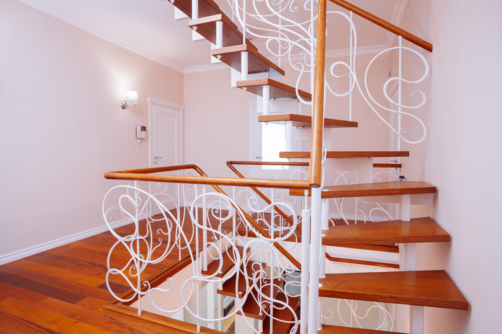 Лестница на металлическом косоуре и больцах в Тихой слободе