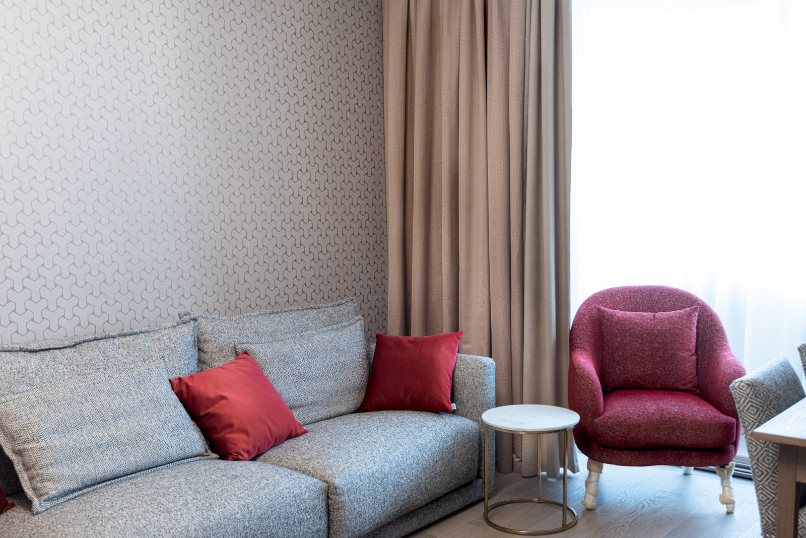 Стачные шторы на заказ в спальне