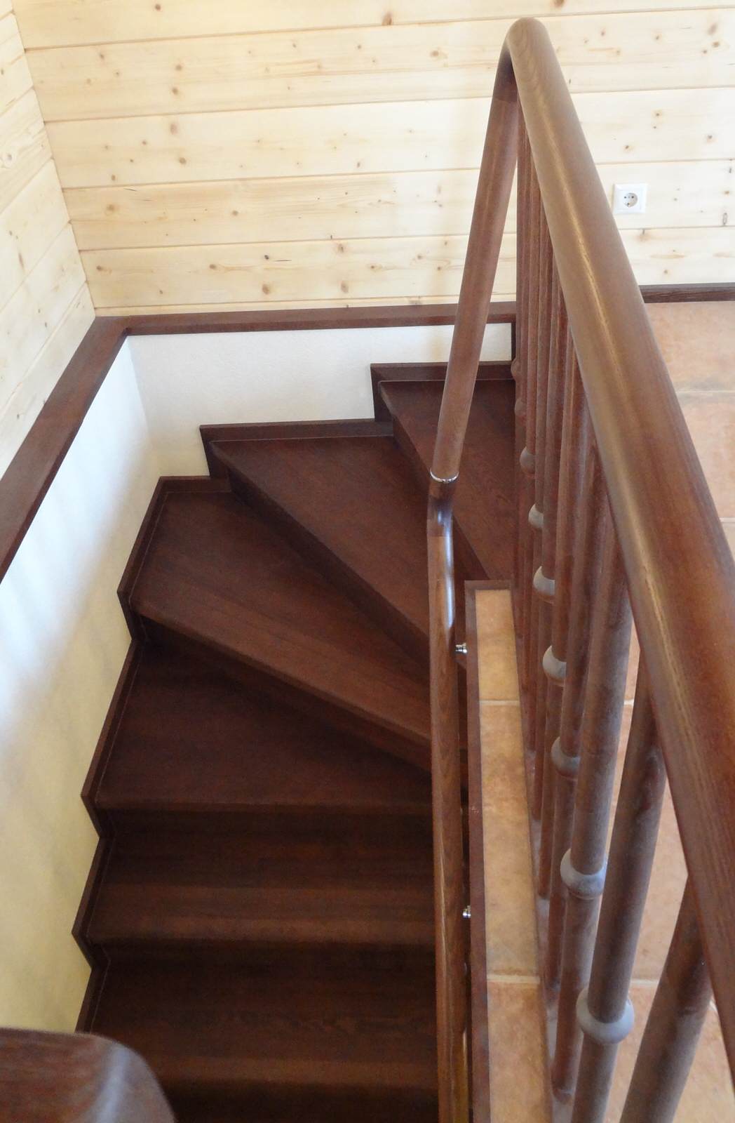 Лестница на второй этаж из дерева ясень. Самара пос. Малая царевщина.