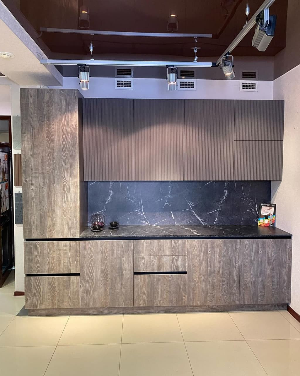 Серая прямая кухня с фасадами в полоску и древесными фасадами из мдф