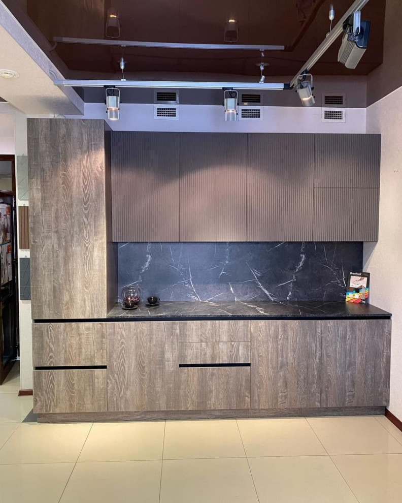 Серая прямая кухня с фасадами в полоску и древесными фасадами из мдф