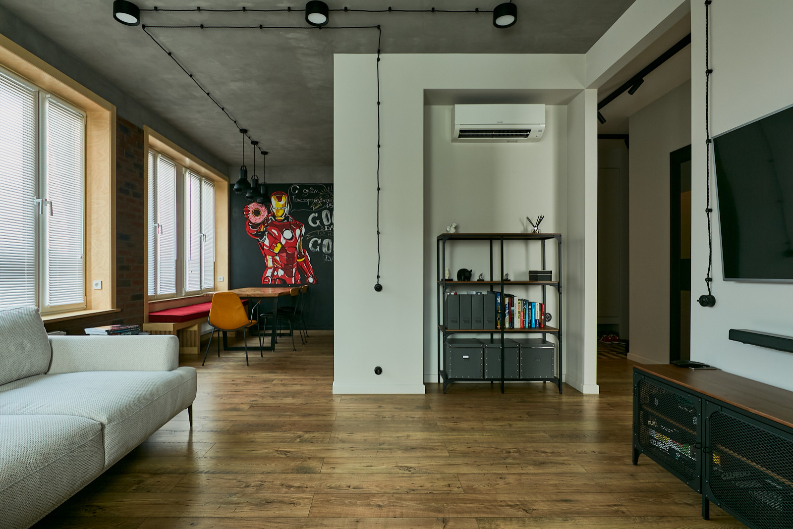 Houzz тур: Первая квартира для поклонника экстрима и фотографии