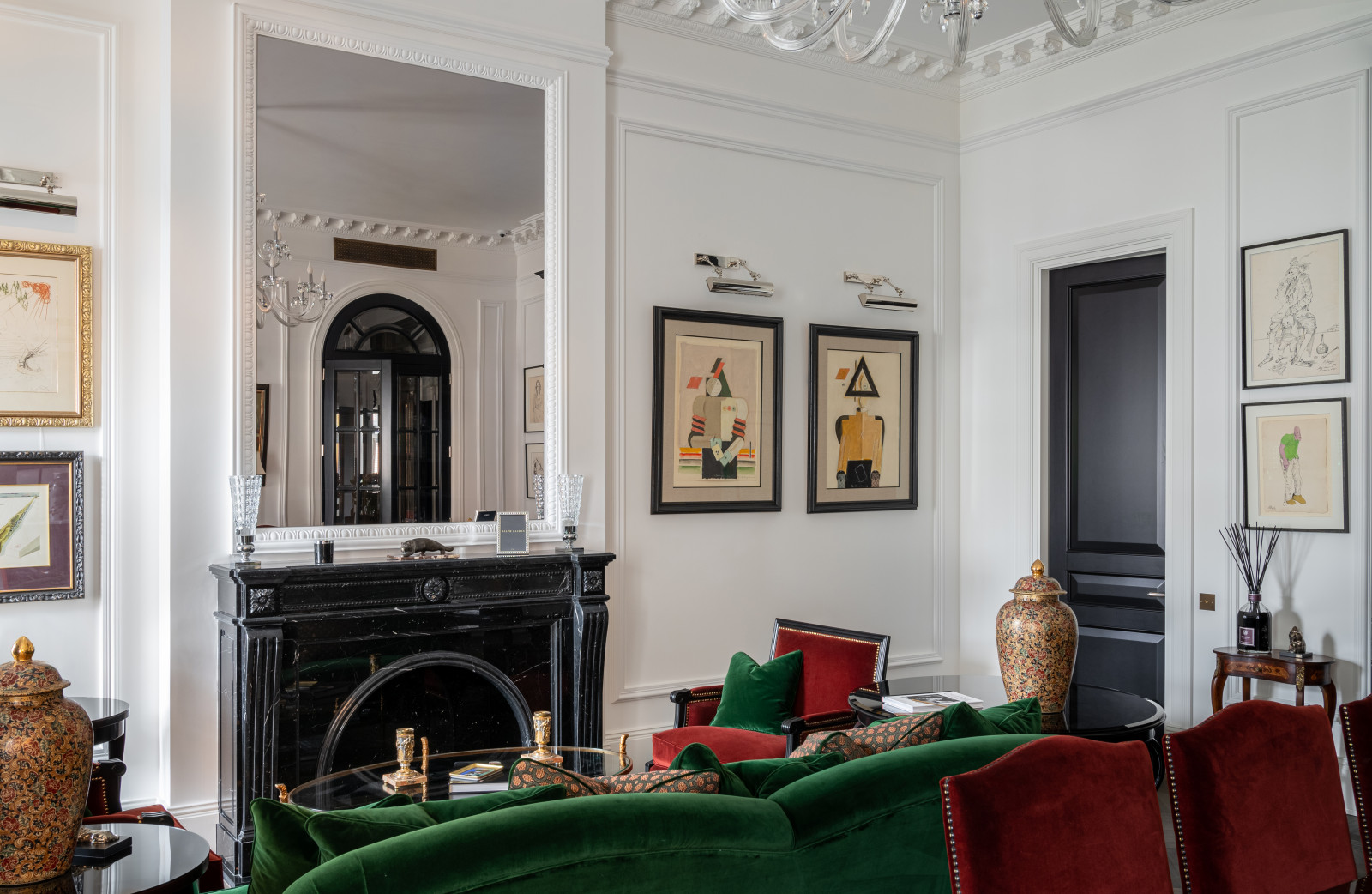 Телевизор над камином