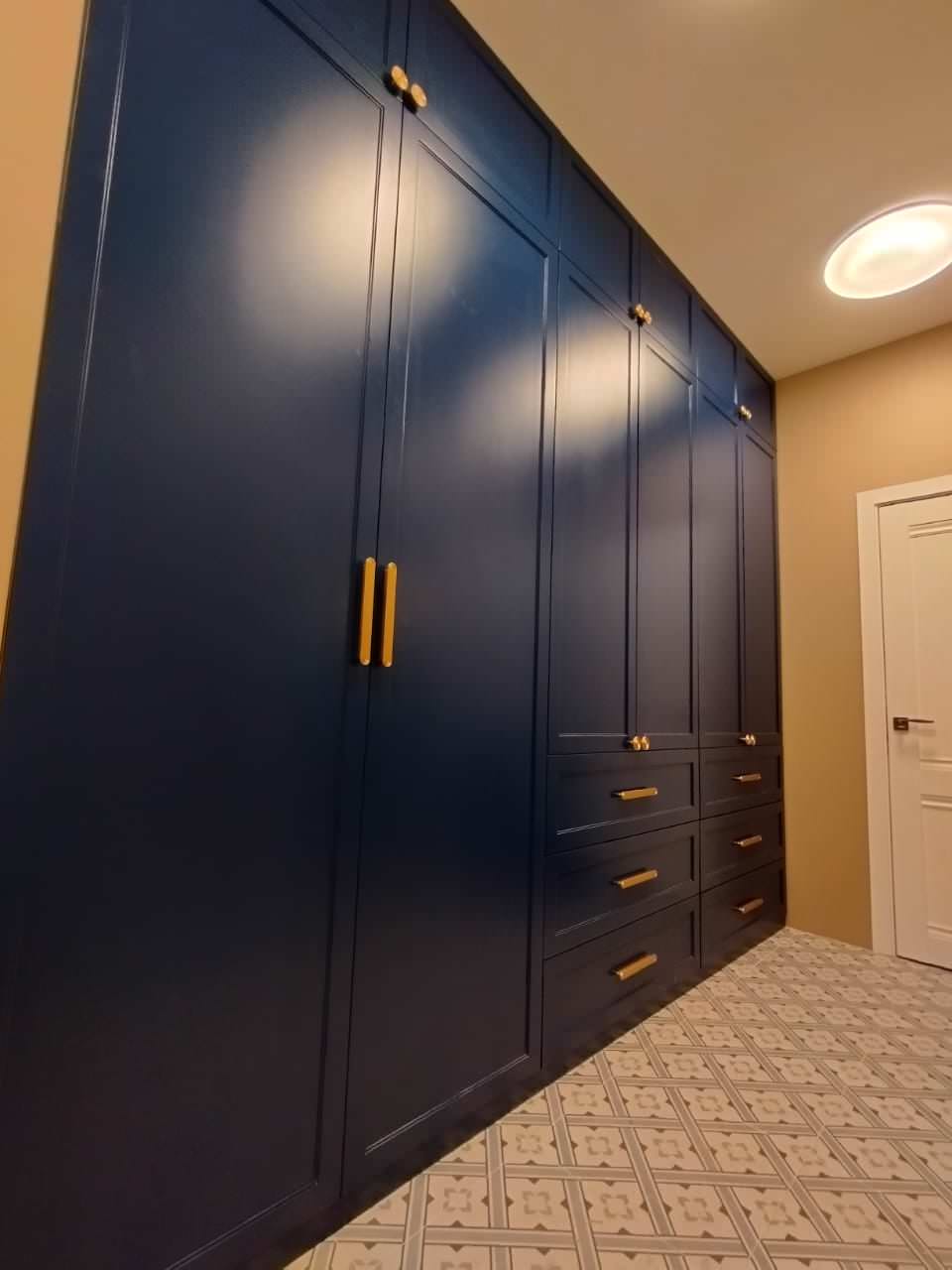 Шкаф распашной с ящиками.