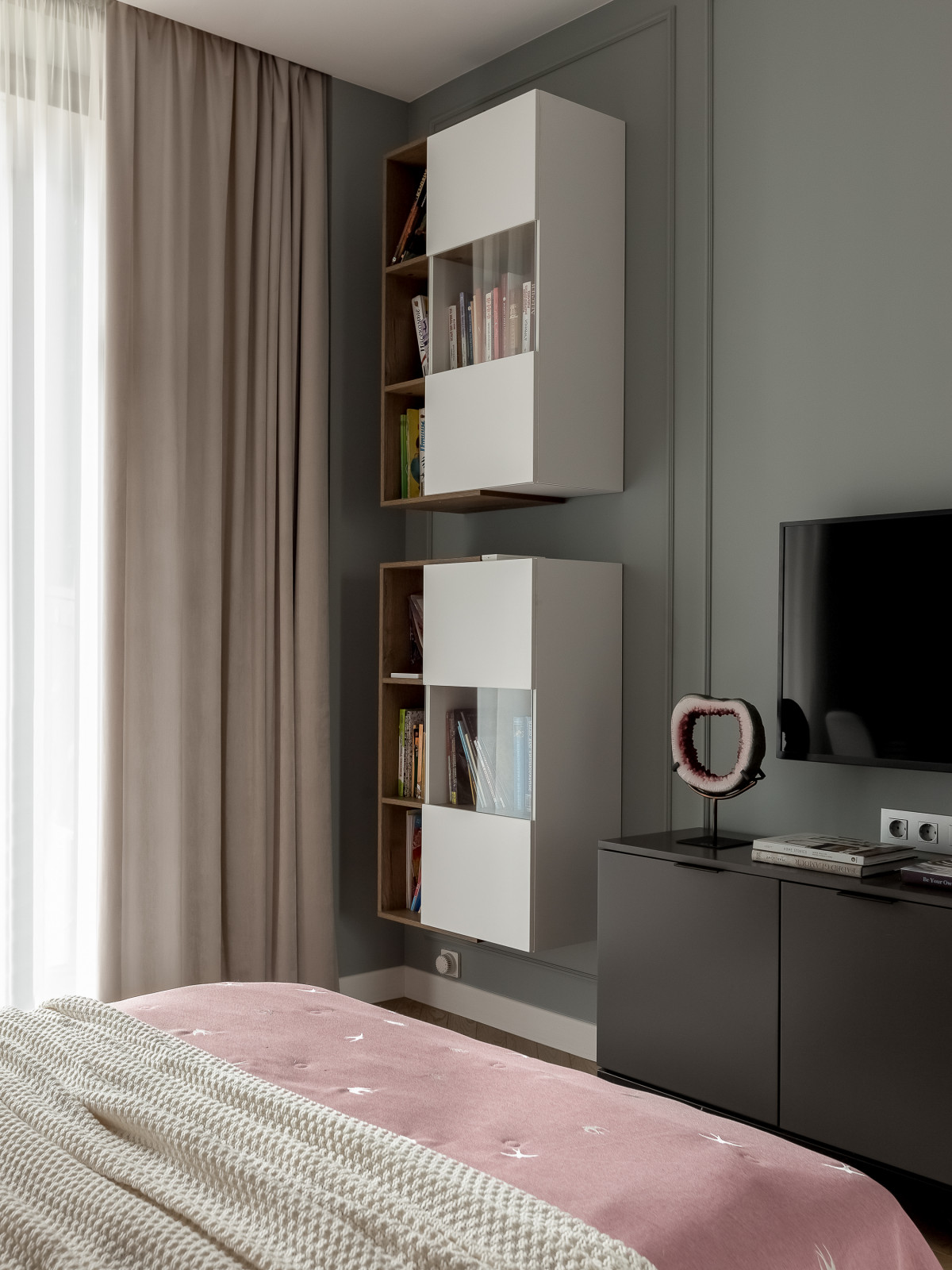 Семейная квартира с интересными дизайнерскими решениями