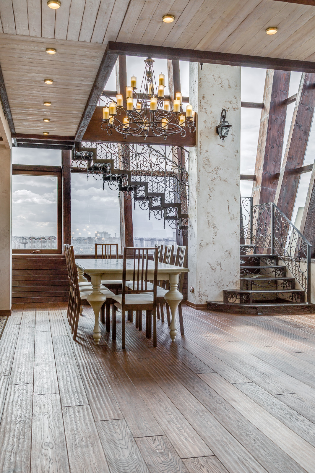 Пентхаус в Санкт-Петербурге. Мебель и отделка из массива.