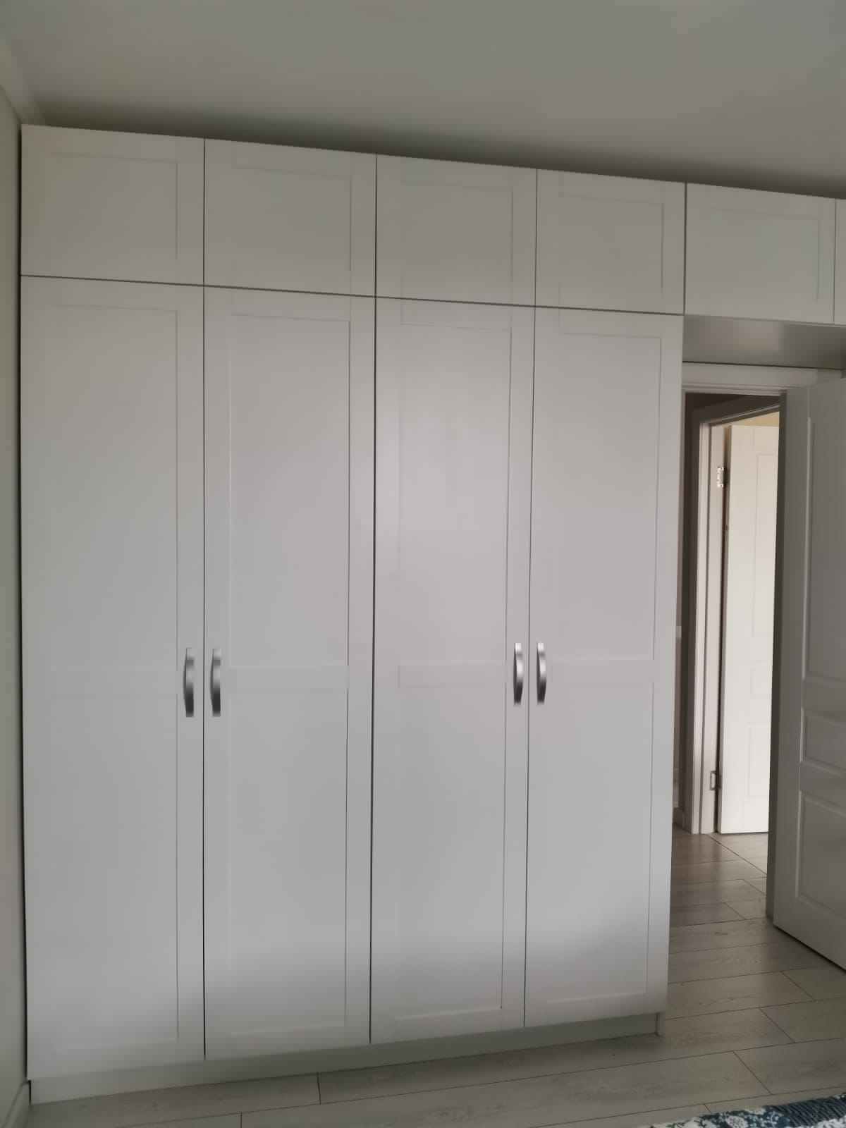 Белоснежный шкаф с рамочными фасадами