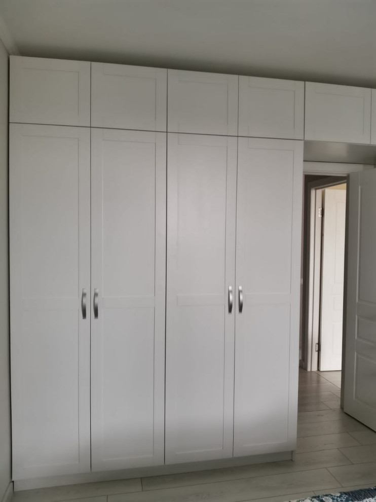 Белоснежный шкаф с рамочными фасадами