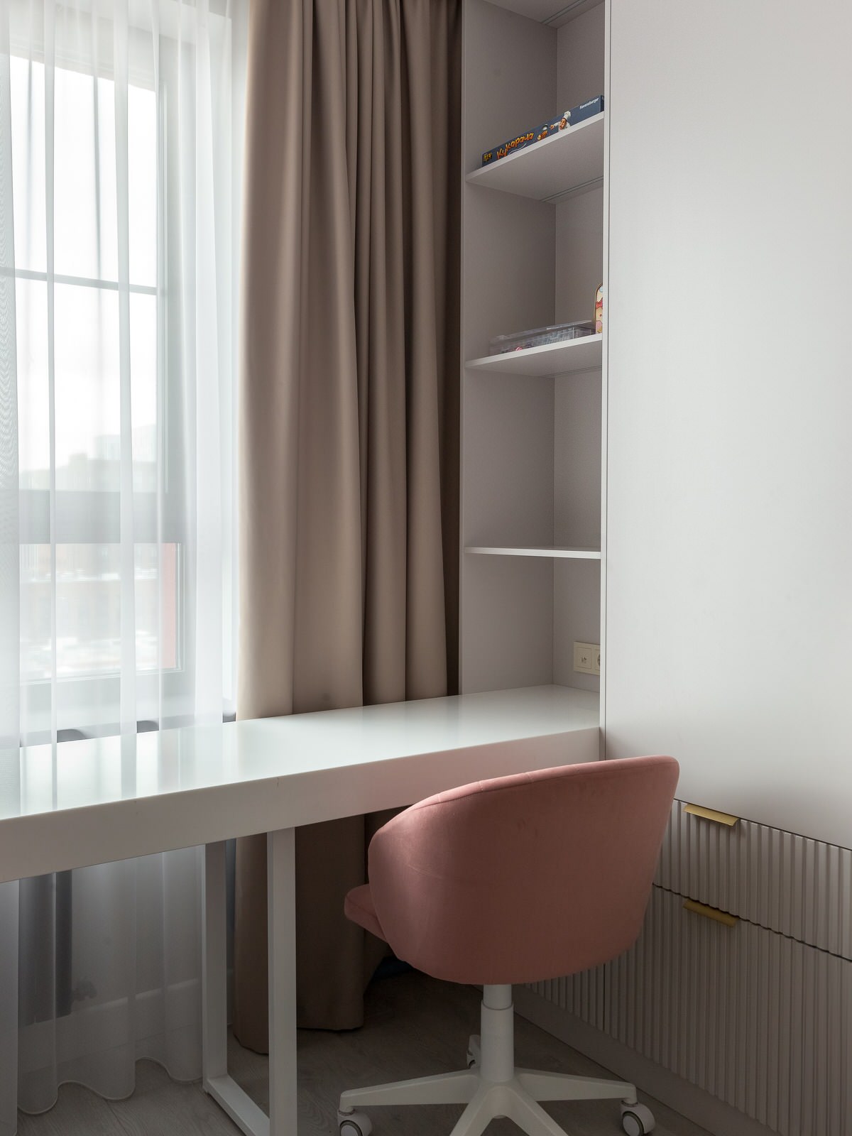 Рабочее пространство с нишей с полками и шкафом