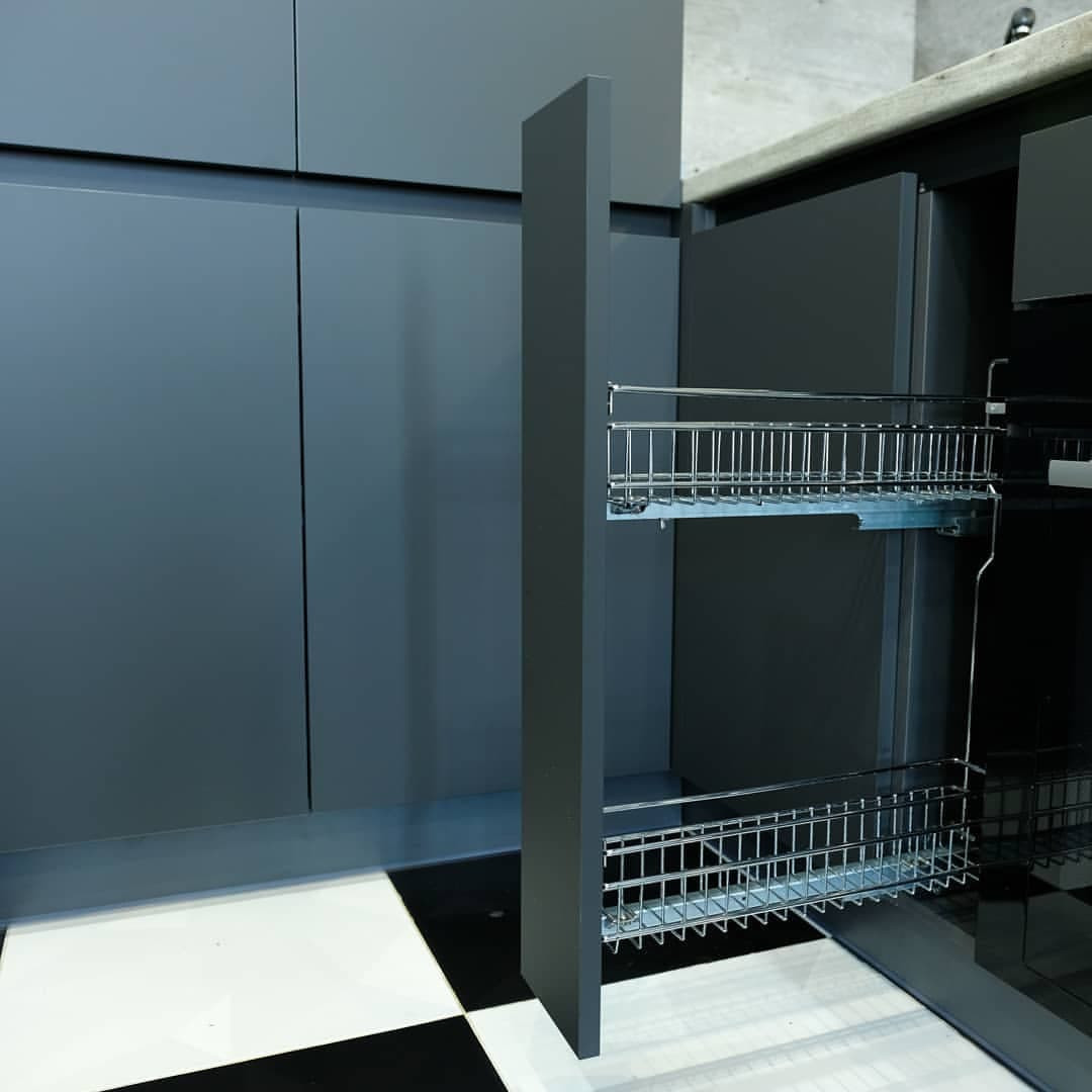 Угловая кухня под потолок с матовыми фасадами зеленого бутылочного цвета