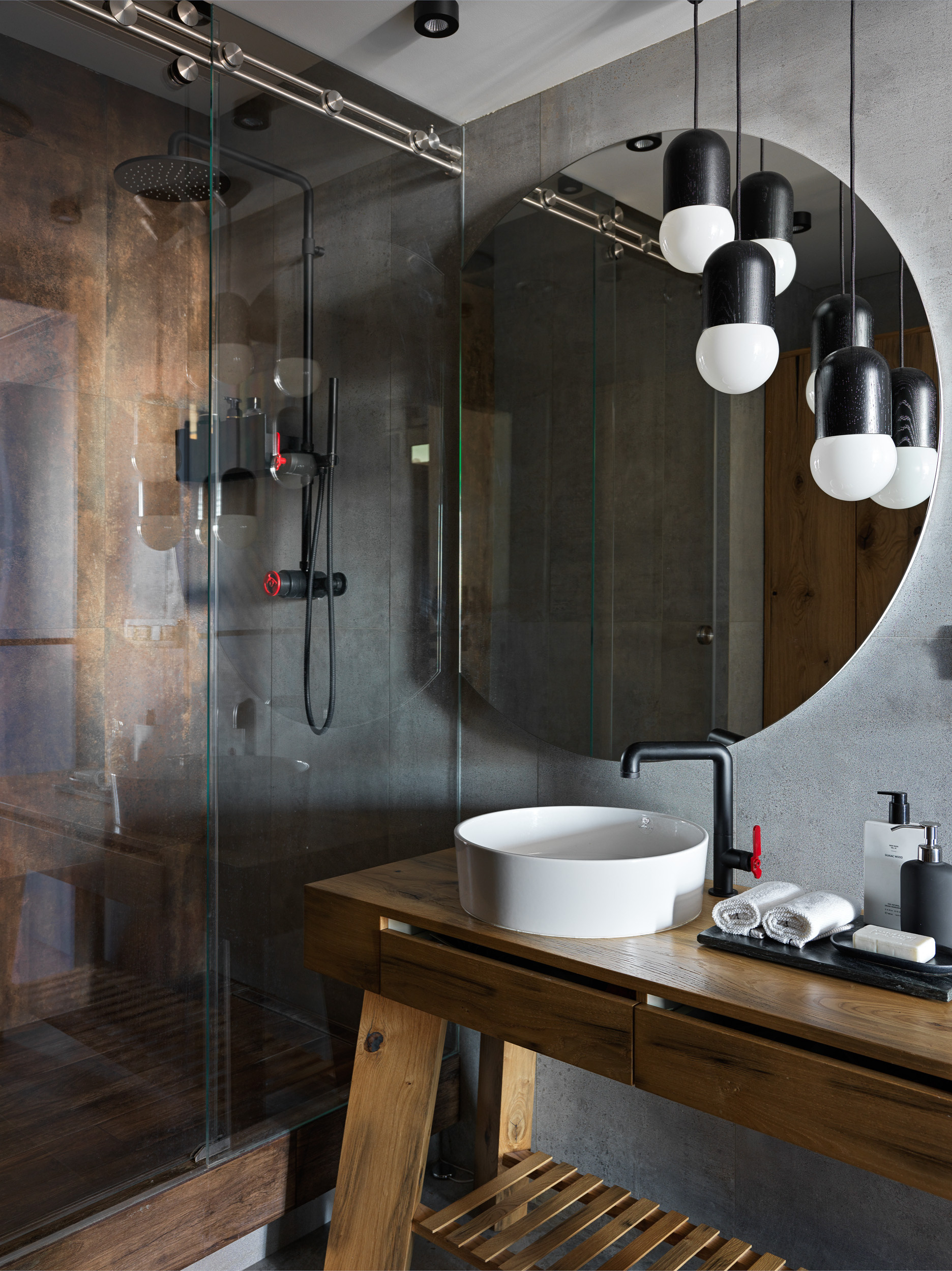 Houzz тур: Брутальная квартира с комнатой для коллекции гитар