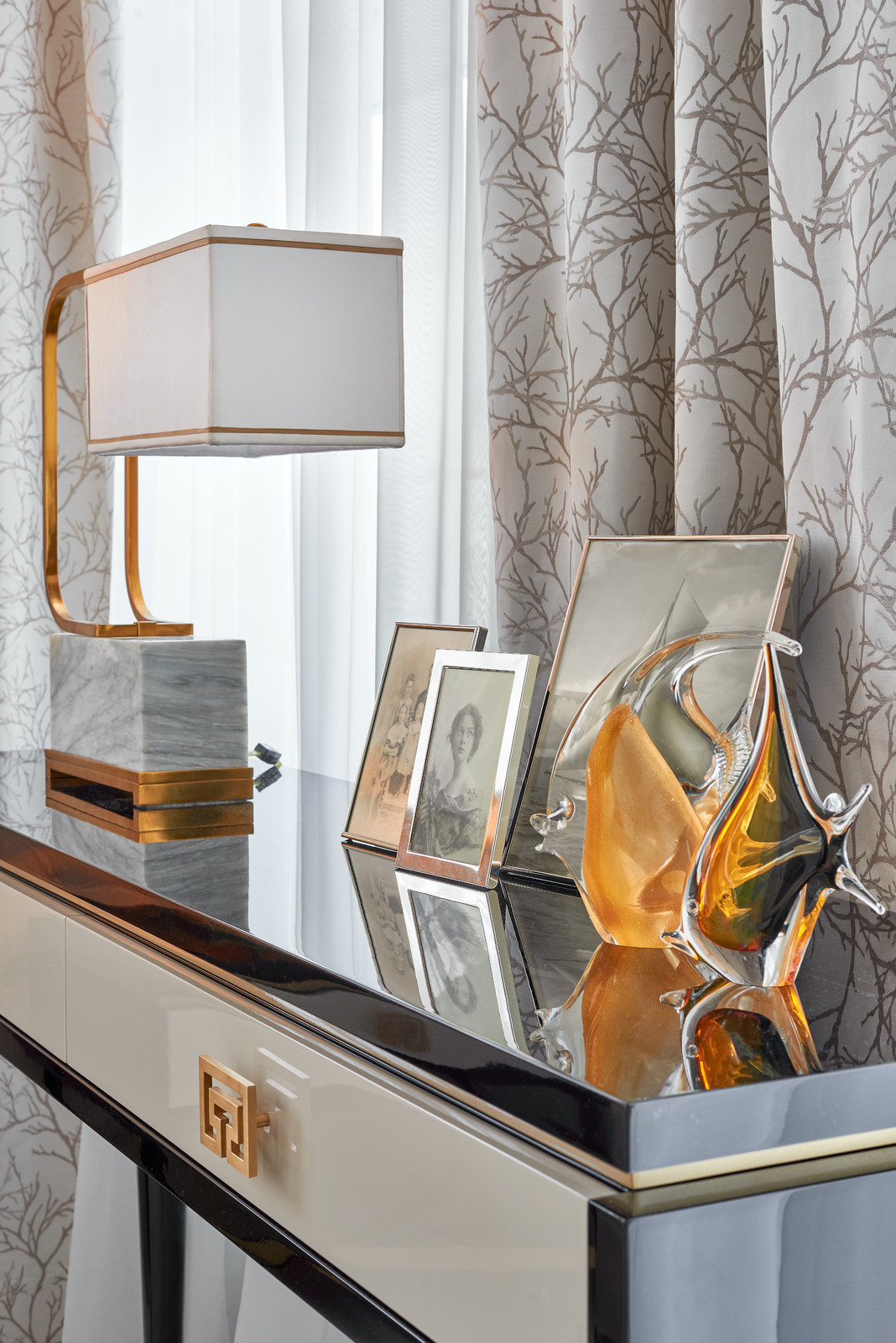 Яркий, роскошный, искрящийся.