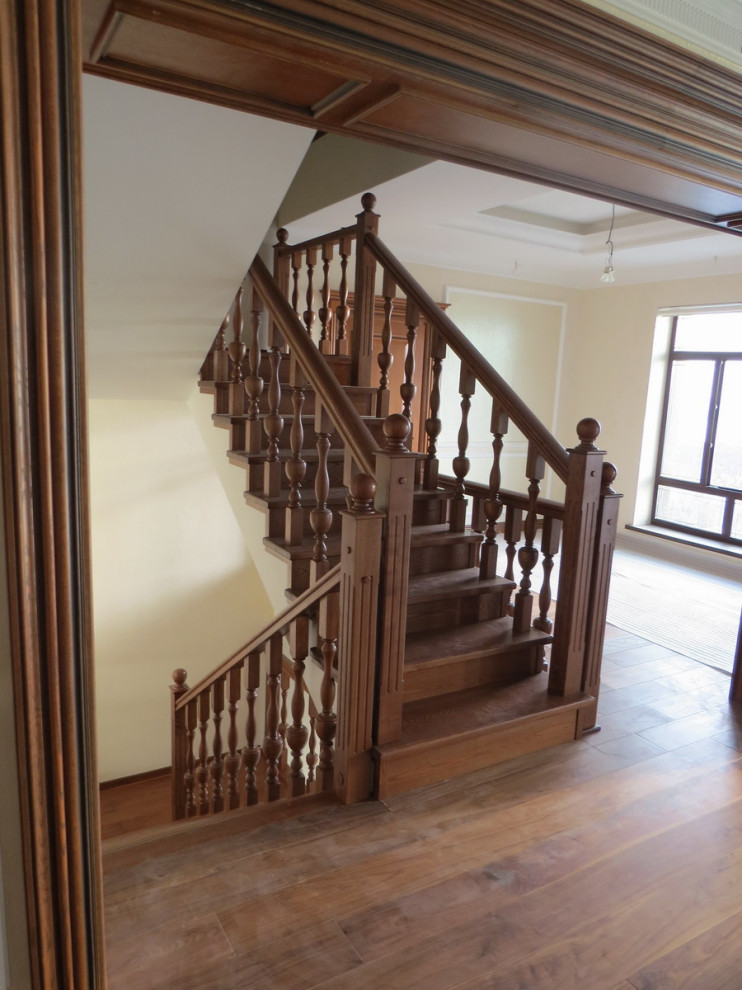 Классическая облицовка лестниц с изящными стойками