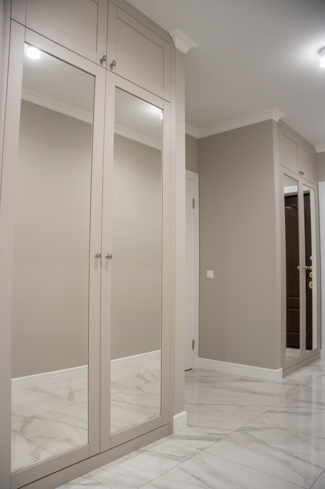 Шкафы (распашные) в прихожую в ниши