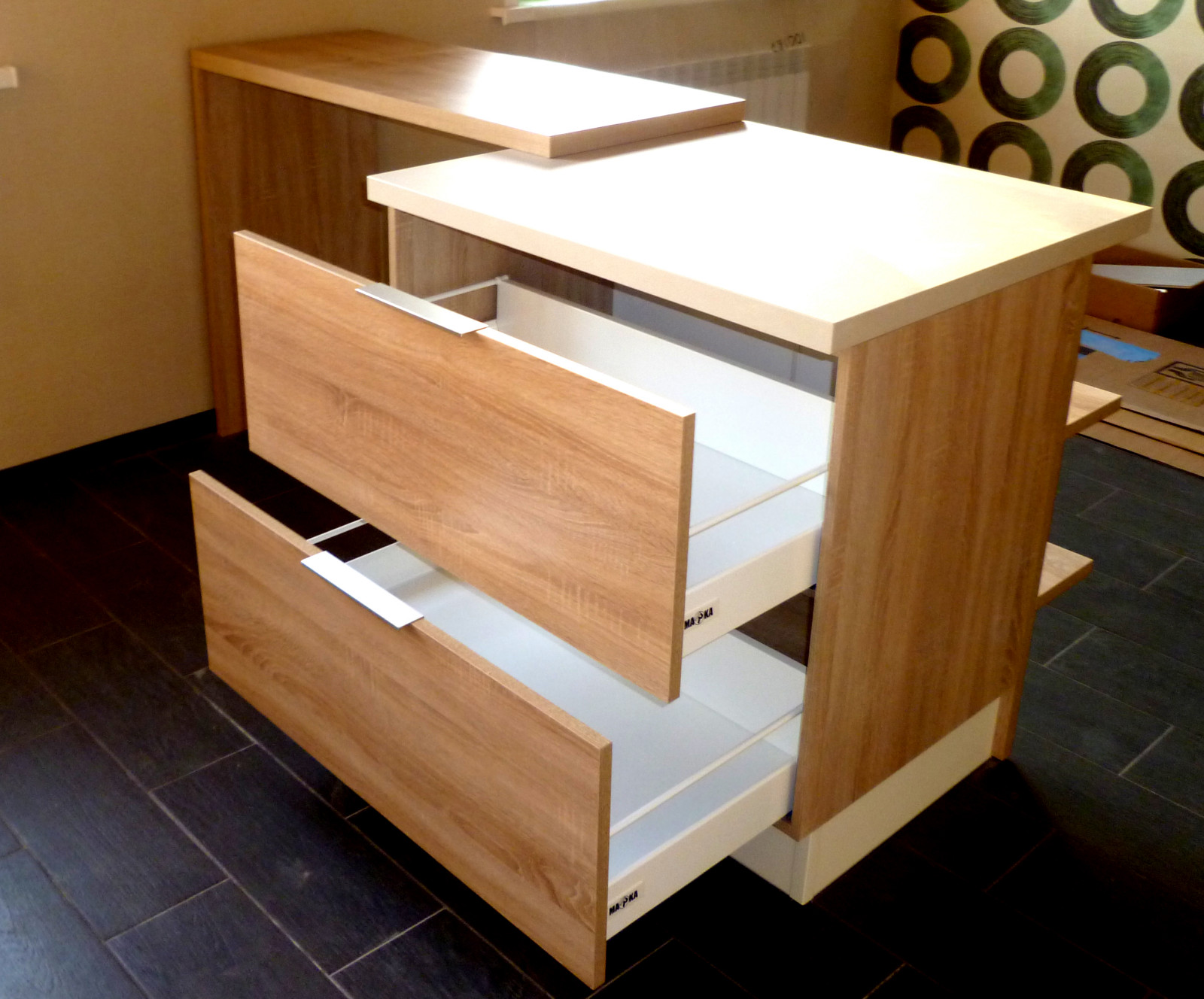 Кухня-гостиная бежевый и светлое дерево с островом\\обеденным столом в доме