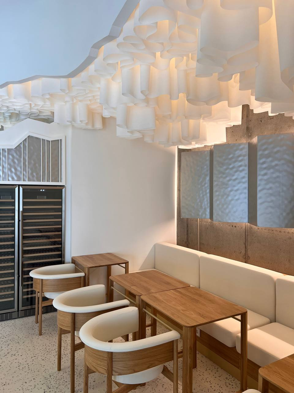 Обложка проекта: Белоснежный потолок с градиентом высот