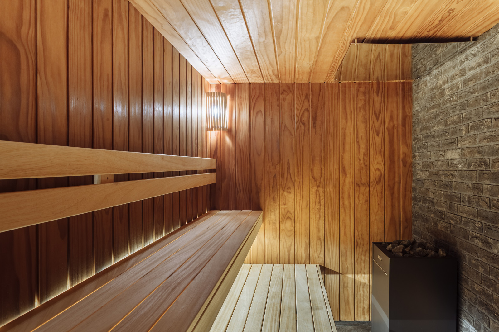 Сауна с бассейном в цоколе частного дома.