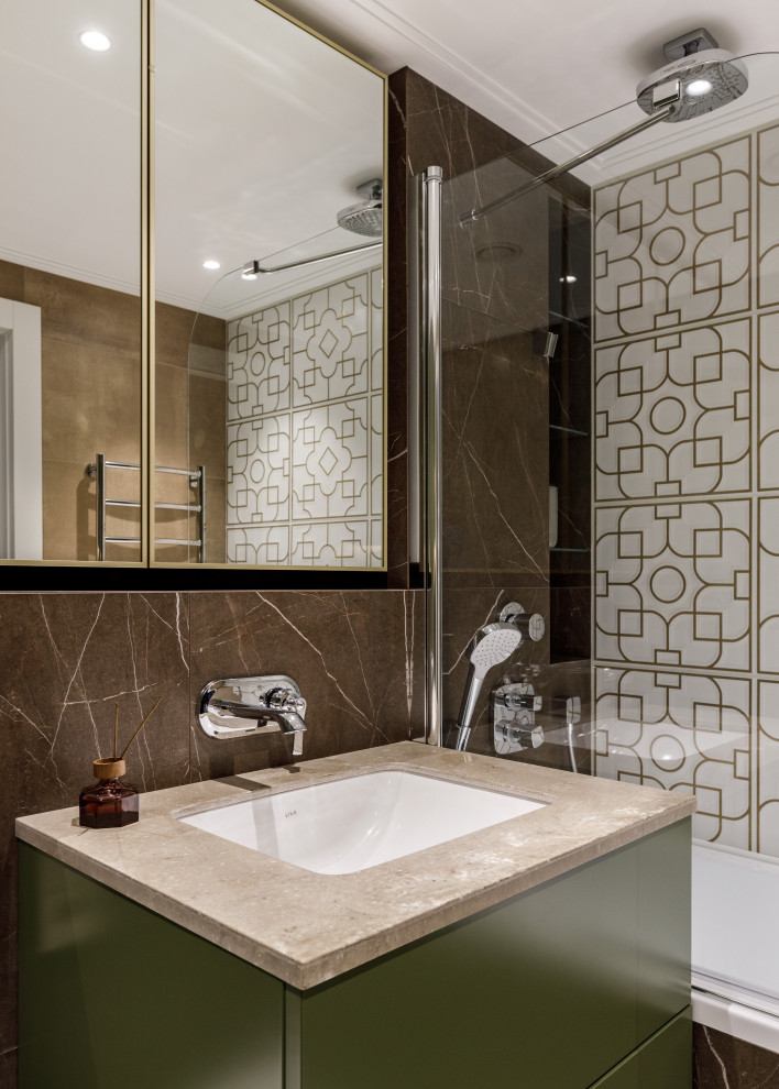 Двухуровневая квартира с лестницей из дерева и стекла