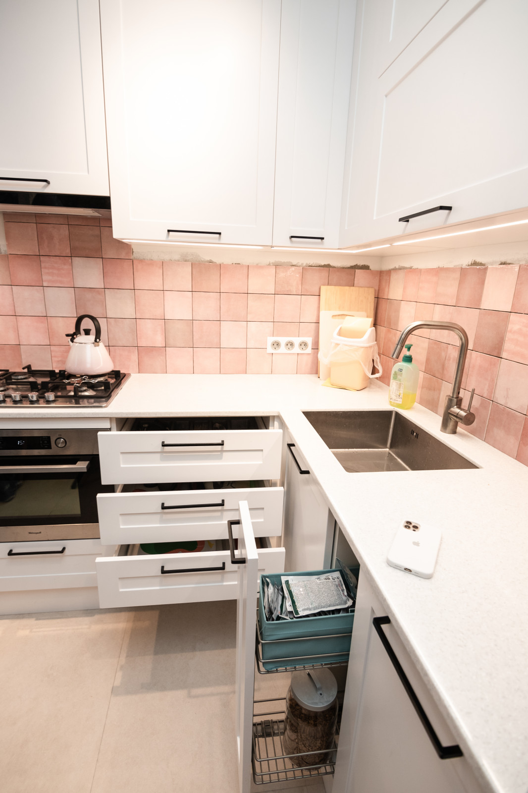 Белая небольшая кухня в стиле неоклассика