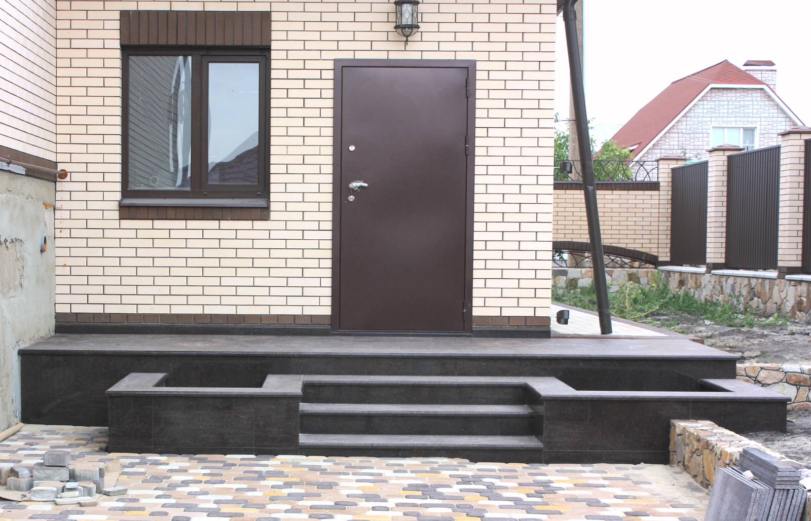 Входная группа из Карельского гранита