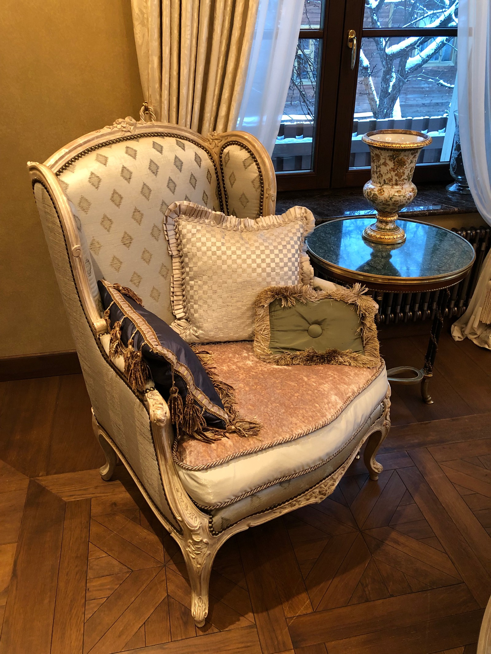 Классическая белая гостиная