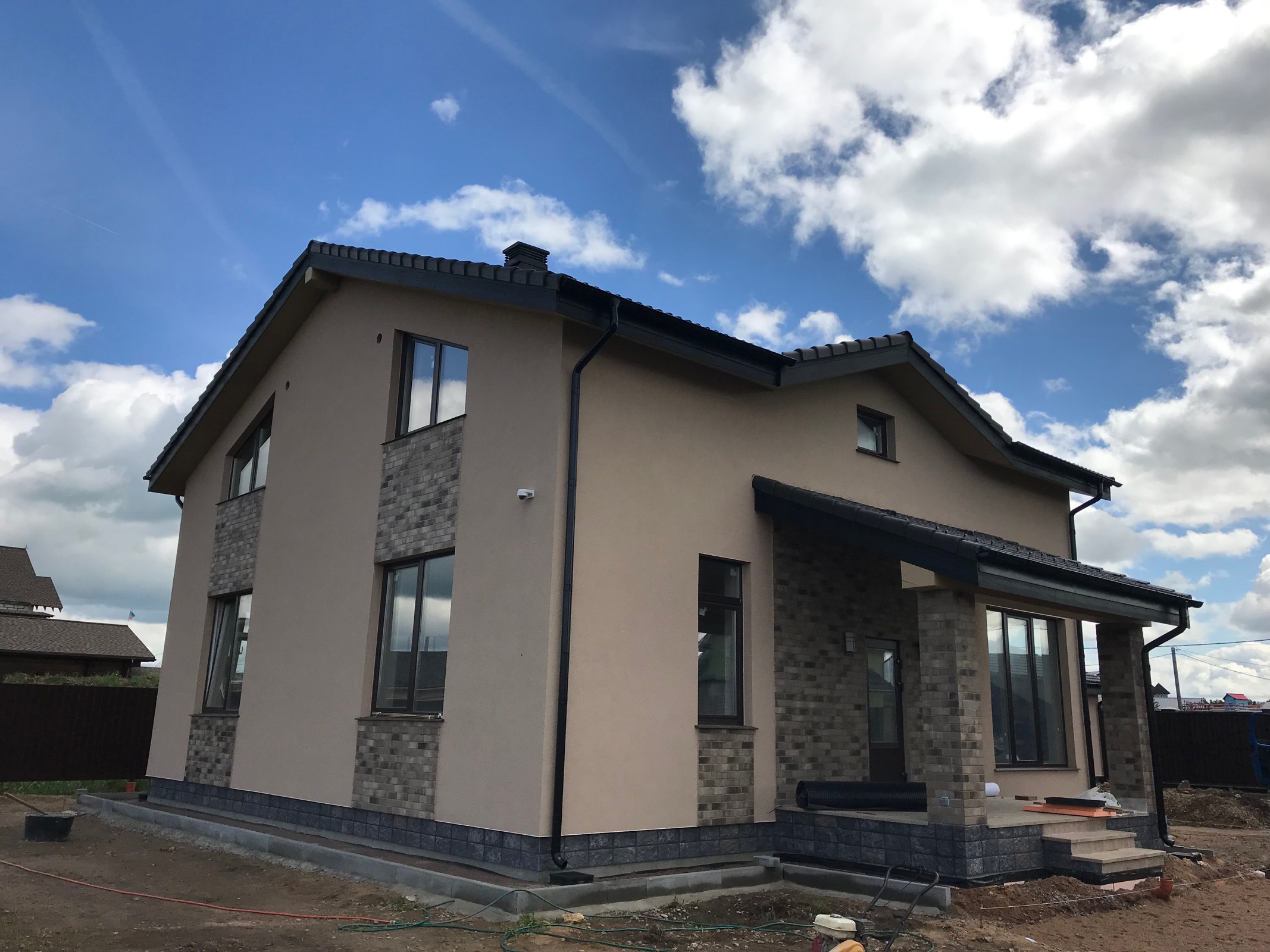 Подшивка свесов фиброцементным сайдингом Cedral.