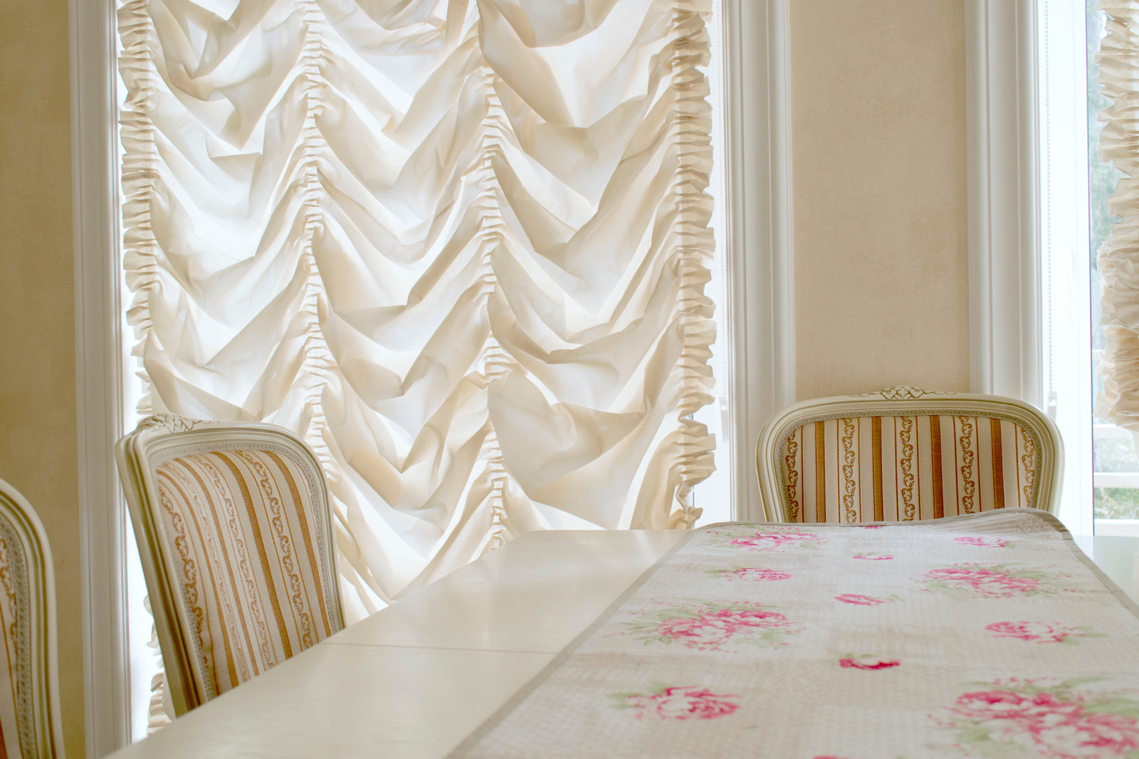 Французские шторы в интерьере кухни.