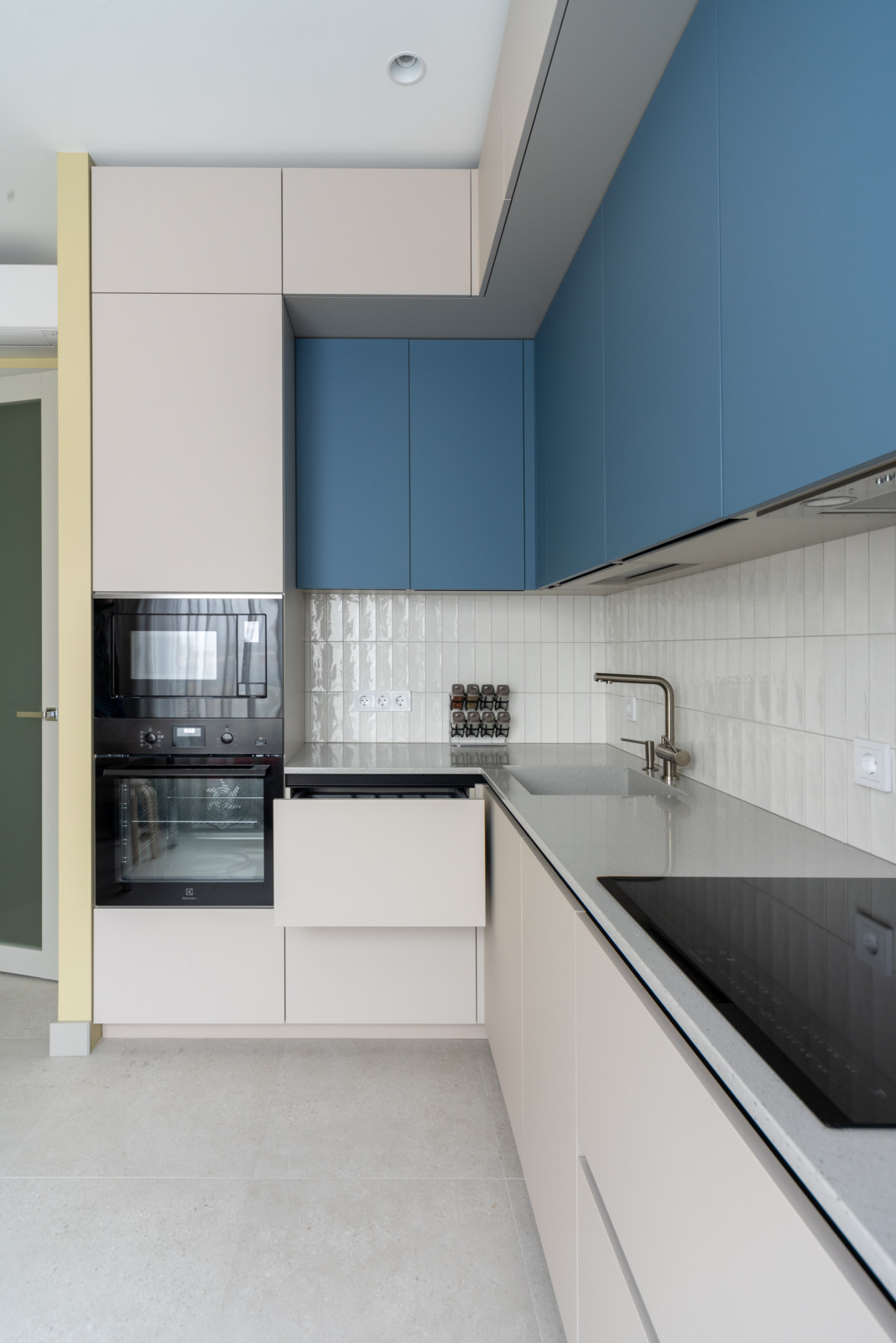 Двухуровневая угловая кухня