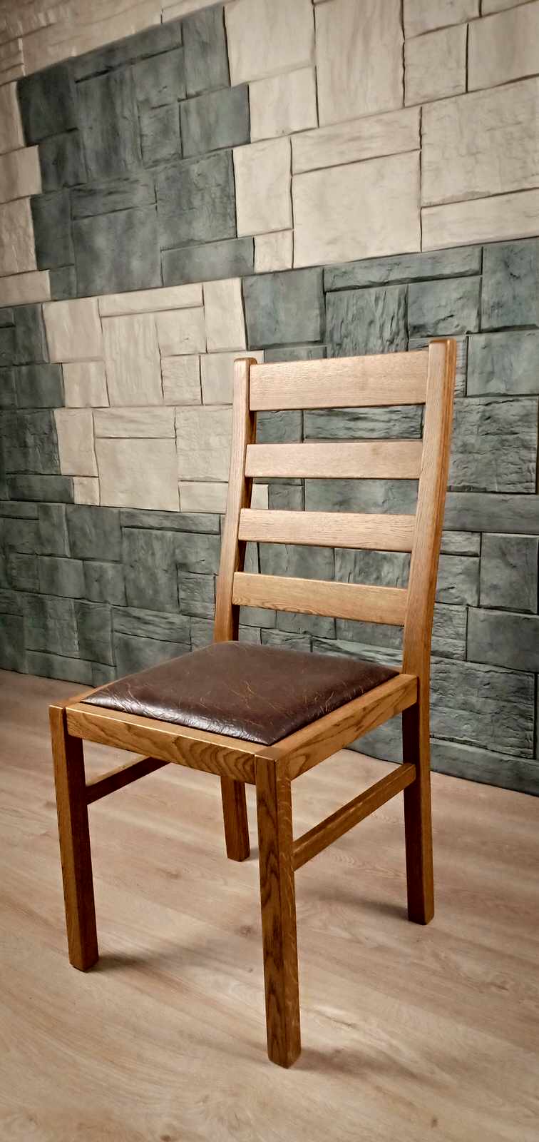 Обеденная группа дубовый стол янтарная река и шесть стульев.