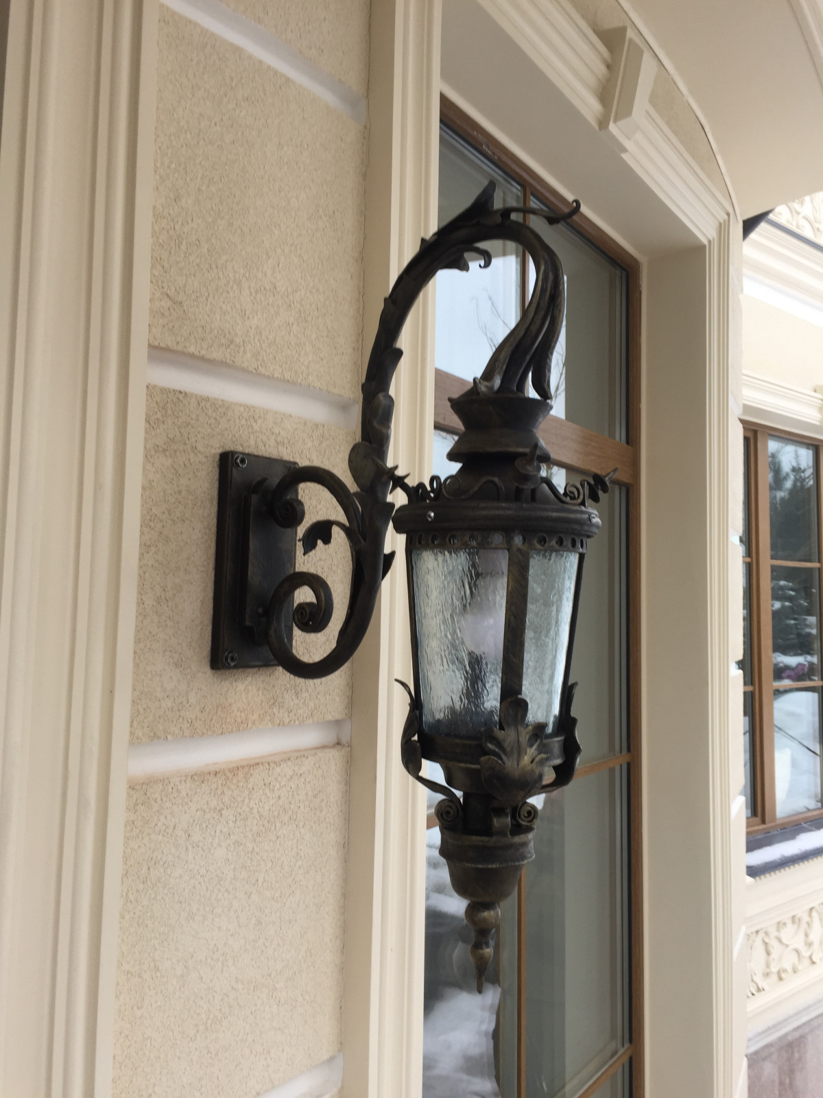 Кованые настенные фонари с витражным стеклом