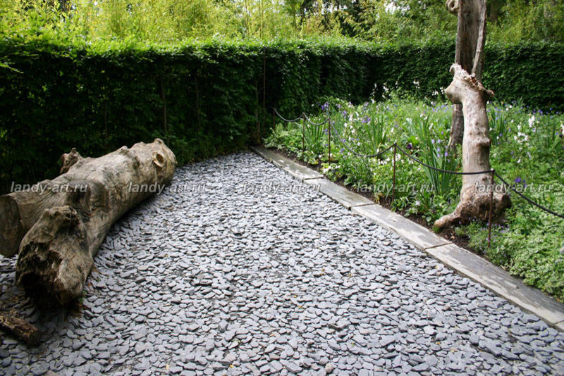 Использование сыпучих материалов в саду.