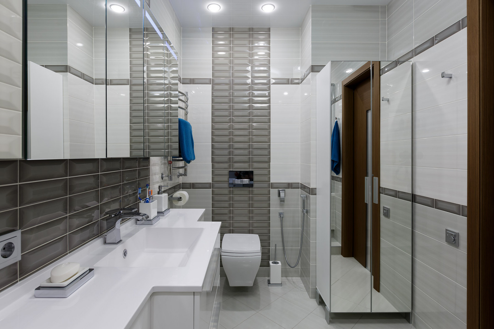 "Вокруг зеркальной колонны"