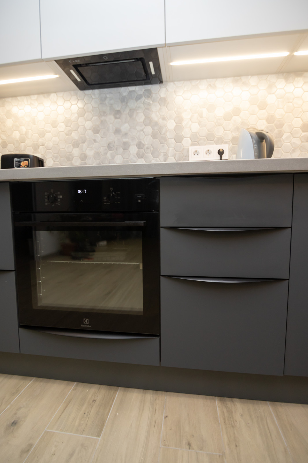 Двухцветная матовая кухня