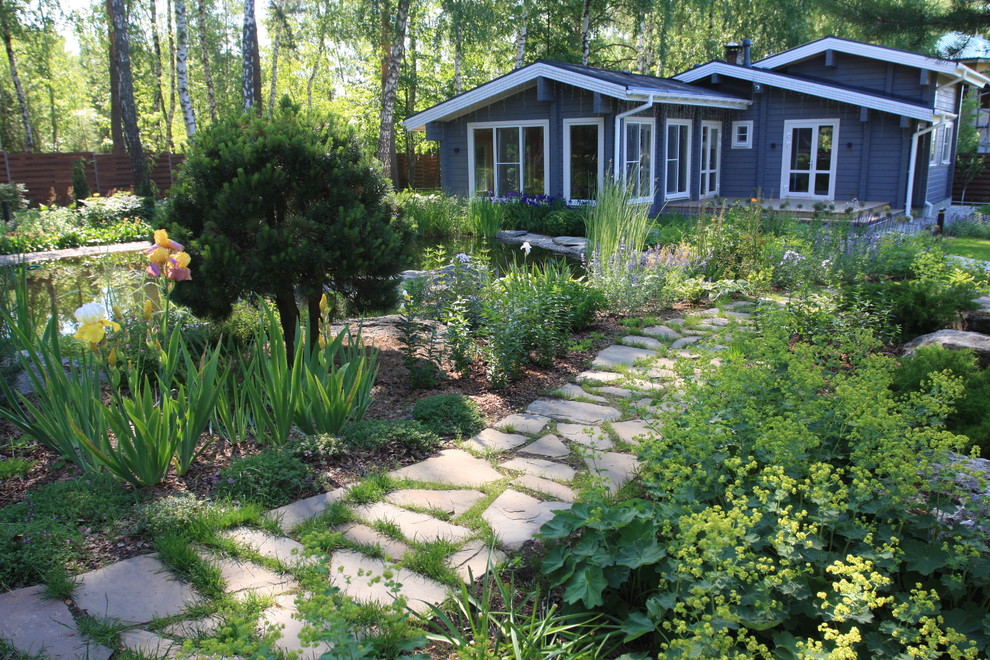 Озеро в лесу. Посёлок Приволье.