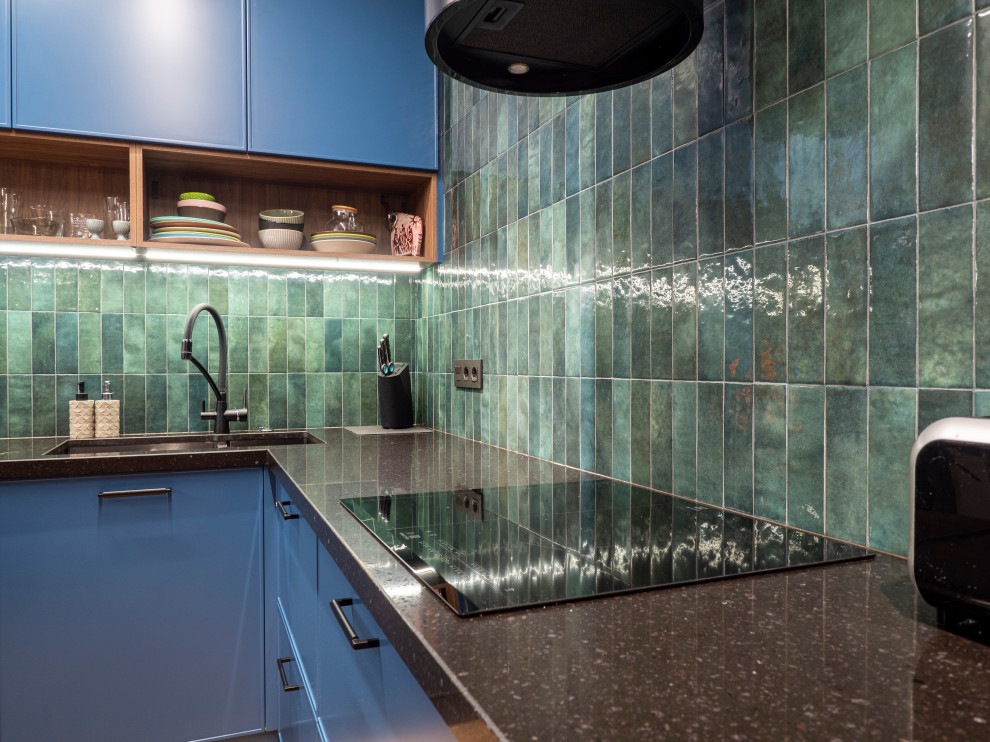 Кухня в современном стиле со встроенным аквариумом